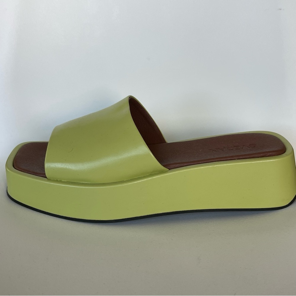 Aloha’s lime  green sandal